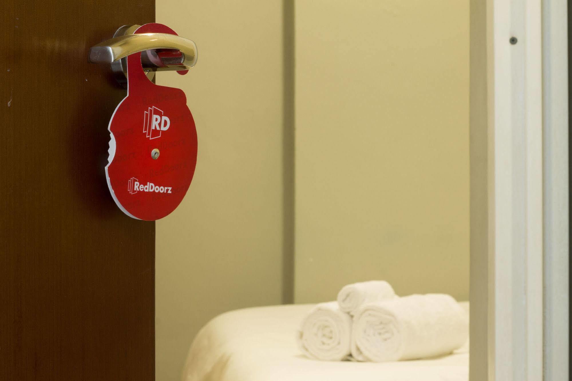 ホテル Reddoorz Near Pantai Jerman クタ エクステリア 写真