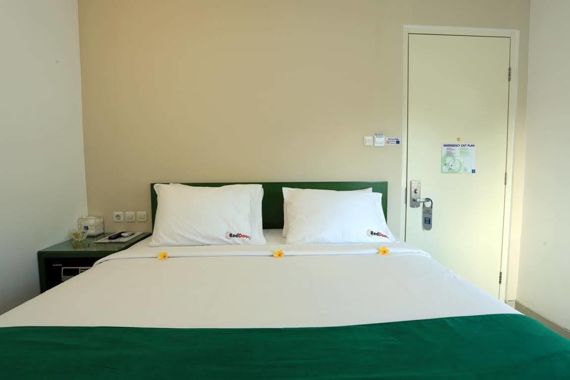 ホテル Reddoorz Near Pantai Jerman クタ エクステリア 写真